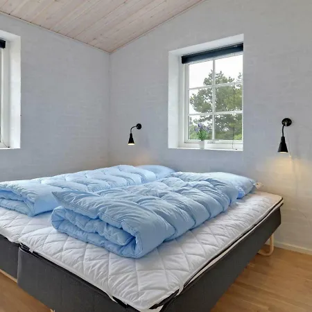10 Person In Bl Vand Blåvand